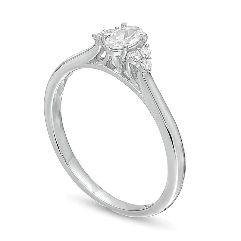 0.38 ct. Gesamtgewicht Verlobungsring mit ovalem Diamant und seitlichem Besatz in 10K Weißgold