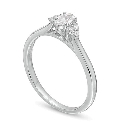 0.38 ct. Gesamtgewicht Verlobungsring mit ovalem Diamant und seitlichem Besatz in 10K Weißgold