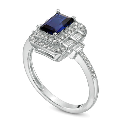 Ring mit blauem Saphir im Smaragdschliff und 0,33 ct. Gesamtgewicht Diamanten in 10K Weißgold