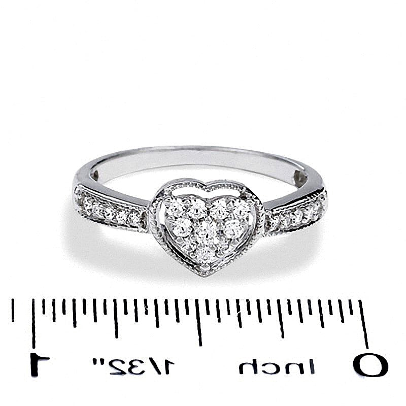 0.25 ct. Gesamtgewicht Ring mit herzförmigem Diamant-Rahmen in 10K Weißgold