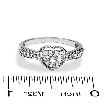 0.25 ct. Gesamtgewicht Ring mit herzförmigem Diamant-Rahmen in 10K Weißgold