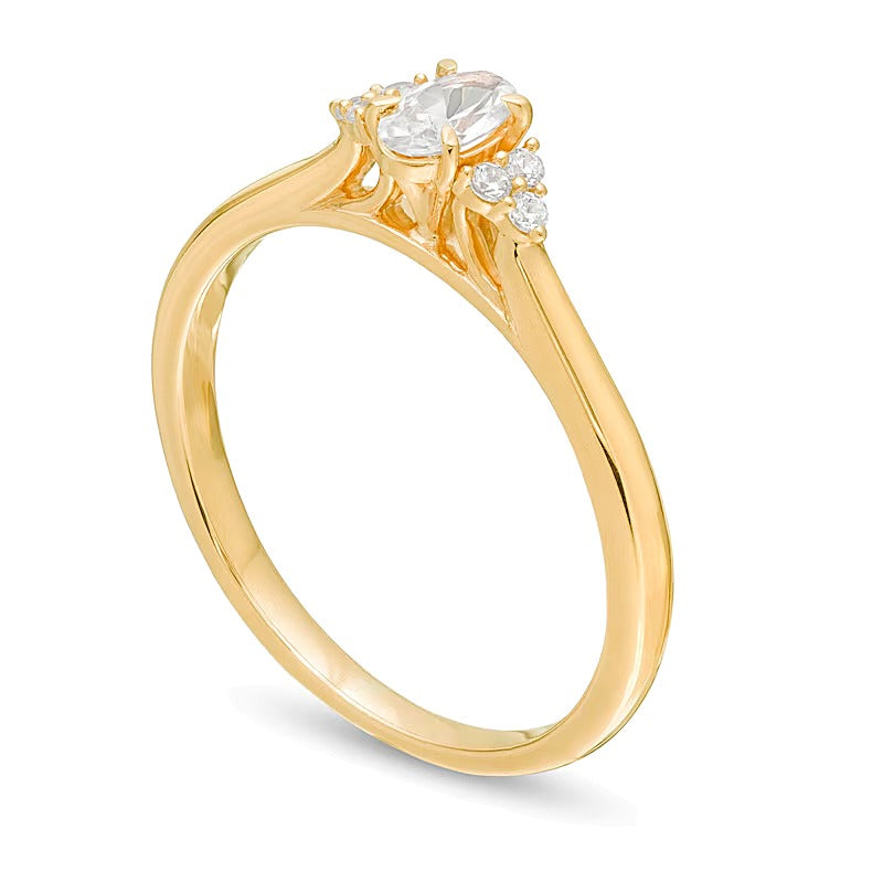 Verlobungsring Solitär mit seitlichem Besatz 0.38 ct. Gesamtgewicht mit ovalen und runden Diamanten in 10K Gelbgold