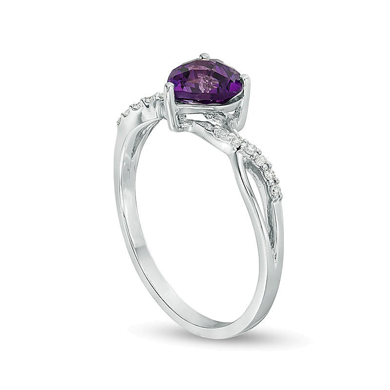 Ring mit herzförmigem Amethyst 6,0 mm und Diamanten 0,05 ct. Gesamtgewicht mit gedrehter Ringschiene in 10K Weißgold
