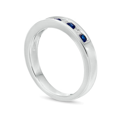 Ring mit blauem Saphir und Diamant 0,13 ct. Gesamtgewicht kanalgefasst im Wechsel in 14K Weißgold