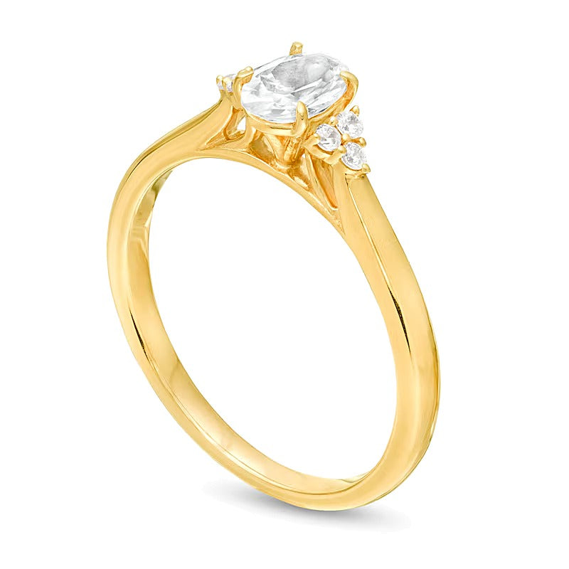 0.63 ct. Gesamtgewicht Verlobungsring mit ovalem Diamant und seitlichem Besatz in 14K Gelbgold
