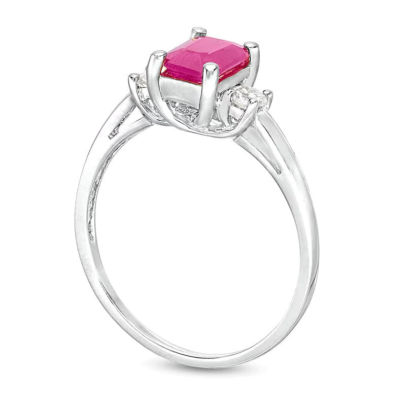 Dreistein-Ring mit Rubin im Smaragdschliff und 0,2 ct. Gesamtgewicht Diamanten in 14K Weißgold