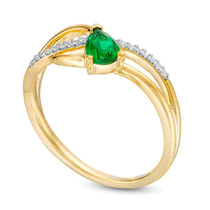Freundschaftsring für Damen mit tropfenförmigem Labor-Smaragd und 0,05 ct. Gesamtgewicht Diamanten in 10K Gelbgold