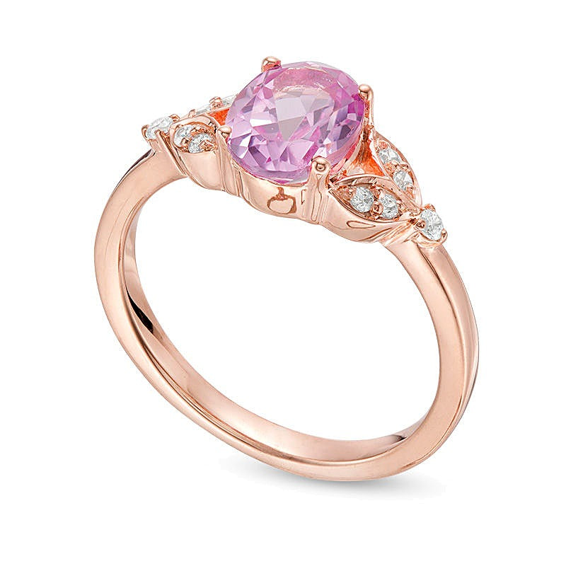 Ring mit ovalem im Labor gezüchteten rosa Saphir und 0,1 ct. Gesamtgewicht Diamanten mit Blattmotiv-Seiten in 10K Roségold