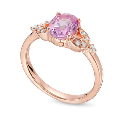 Ring mit ovalem im Labor gezüchteten rosa Saphir und 0,1 ct. Gesamtgewicht Diamanten mit Blattmotiv-Seiten in 10K Roségold