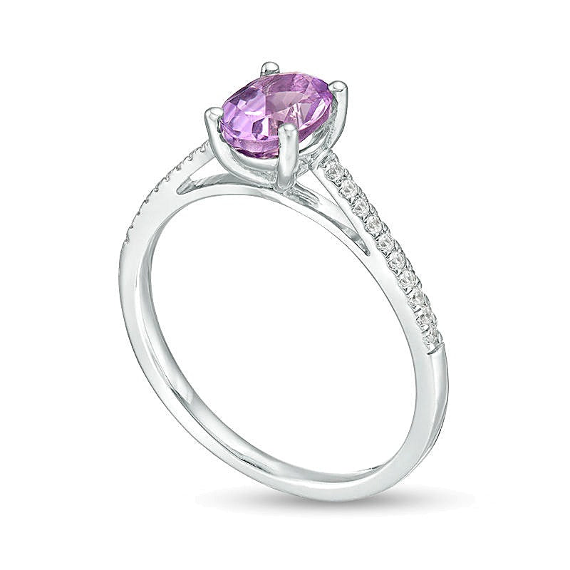 Ring mit ovalem Amethyst und 0,1 ct. Gesamtgewicht Diamanten in rhodiniertem Sterlingsilber