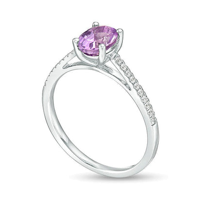 Ring mit ovalem Amethyst und 0,1 ct. Gesamtgewicht Diamanten in rhodiniertem Sterlingsilber
