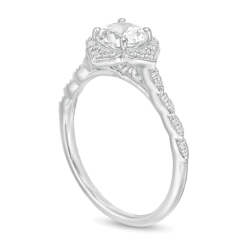6,0 mm Labor-Saphir in Weiß und 0,13 ct. Gesamtgewicht Diamant Halo-Blütenring in 10K Weißgold