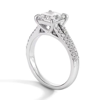 2.25 CT. TW Verlobungsring mit Solitär und seitlichem Besatz, Princess-Labordiamant in 14K Weißgold (F/VS2)
