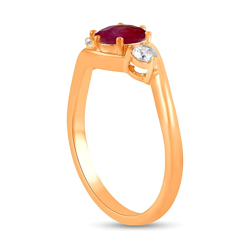6,0mm Rubin und Labordiamant 0,2 ct. Gesamtgewicht Dreistein-Bypass-Ring in 14K Roségold