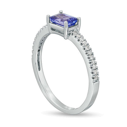 Ring mit Tansanit im Smaragdschliff und Diamanten 0,1 ct. Gesamtgewicht in 14K Weißgold