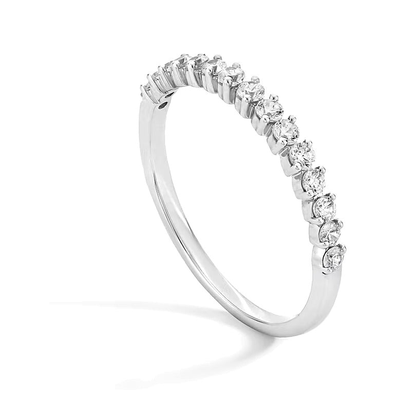 Memoire-Ring mit 0,33 ct. Gesamtgewicht Diamanten abgestuft und stapelbar in 10K Weißgold