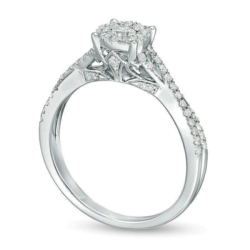 0.5 ct. Gesamtgewicht Verlobungsring mit Halo und Crossover-Schiene aus 10K Weißgold