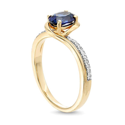 Solitär mit seitlichem Besatz mit ovalem blauem Labor-Saphir und 0.1 ct. Gesamtgewicht Diamant in 10K Gelbgold