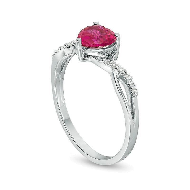 6,0mm herzförmiger Labor-Rubin und 0,05 ct. Gesamtgewicht Diamant Ring mit gedrehter Schiene in 10K Weißgold