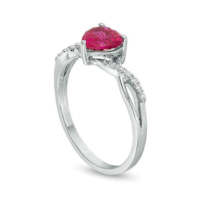 6,0mm herzförmiger Labor-Rubin und 0,05 ct. Gesamtgewicht Diamant Ring mit gedrehter Schiene in 10K Weißgold