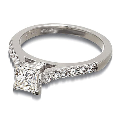 1.0 CT. Gesamtgewicht Solitär-Verlobungsring mit seitlichem Besatz mit weißen Diamanten im Princess-Schliff in 18K Weißgold