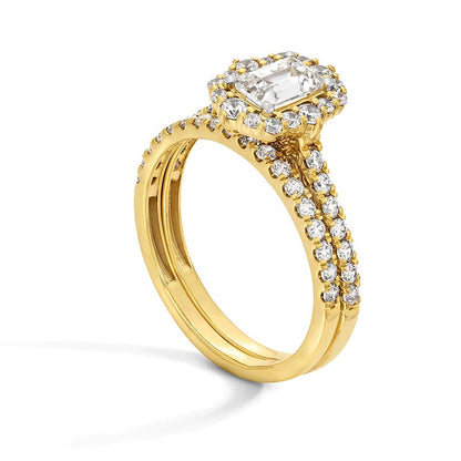 Braut-Set mit Diamanten im Smaragdschliff 1.5 ct. Gesamtgewicht und Kissenschliff-Halo in 14K Gelbgold