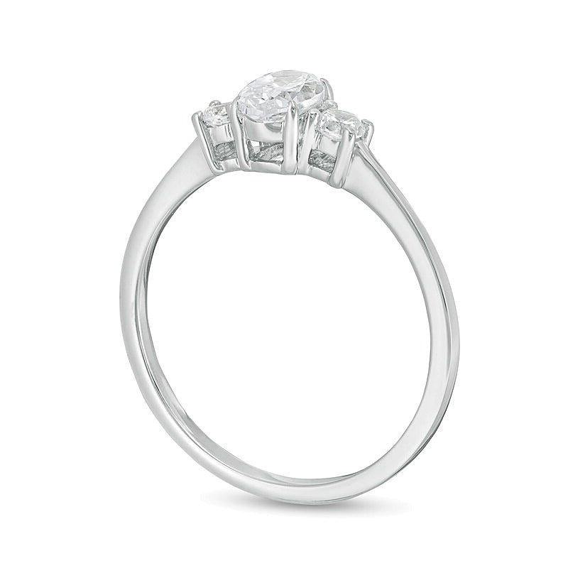 0,63 ct. Gesamtgewicht Dreistein-Verlobungsring mit Diamanten in Oval und rund in 14K Weißgold