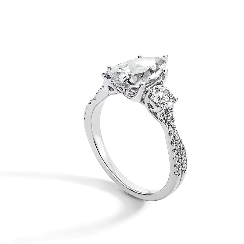 2.75 CT. TW Dreistein-Verlobungsring mit tropfenförmigem Labordiamant in 14K Weißgold (F/SI2)
