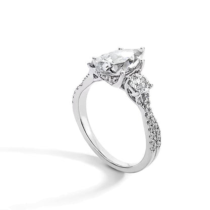 2.75 CT. TW Dreistein-Verlobungsring mit tropfenförmigem Labordiamant in 14K Weißgold (F/SI2)