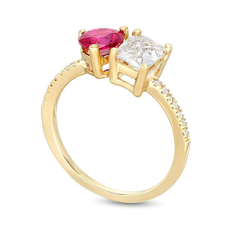 Ring mit herzförmigem Labor-Rubin, weißem Labor-Saphir im Smaragdschliff und 0,07 ct. Gesamtgewicht Diamanten in 10K Gold