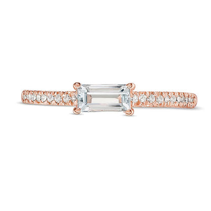 Fashion-Ring mit Baguette-Aquamarin und 0,1 ct. Gesamtgewicht Diamanten in 10K Roségold