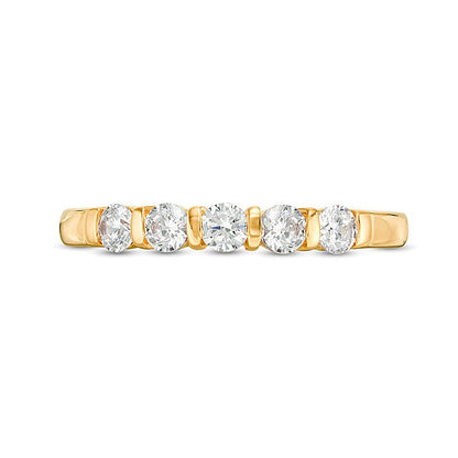 Memoire-Ring mit 0.5 ct. Gesamtgewicht weißen Diamanten im Rundschliff und vertikalem Steg in 10K Gelbgold