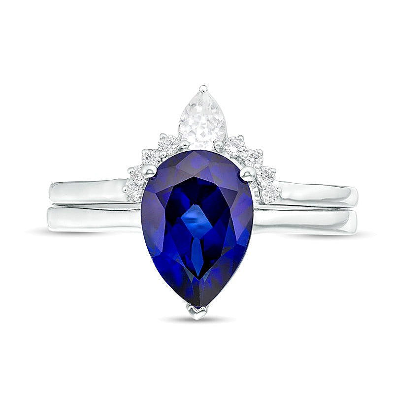 Braut-Set mit tropfenförmigem, im Labor gezüchtetem blauem Saphir, weißem Topas und 0,05 ct. Gesamtgewicht Diamant im Krone-Design in 10K Weißgold