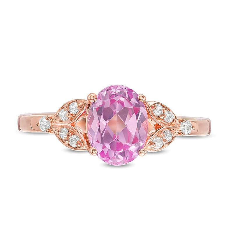Ring mit ovalem im Labor gezüchteten rosa Saphir und 0,1 ct. Gesamtgewicht Diamanten mit Blattmotiv-Seiten in 10K Roségold
