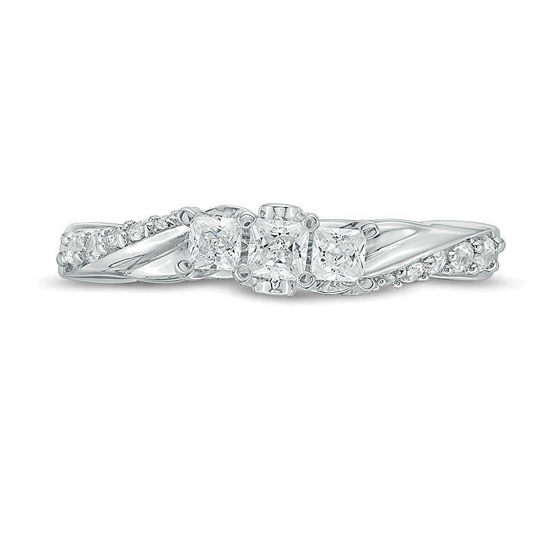 0.5 ct. Gesamtgewicht Dreistein-Ring mit Diamanten im Princess-Schliff mit Twist-Ringschiene in 14K Weißgold
