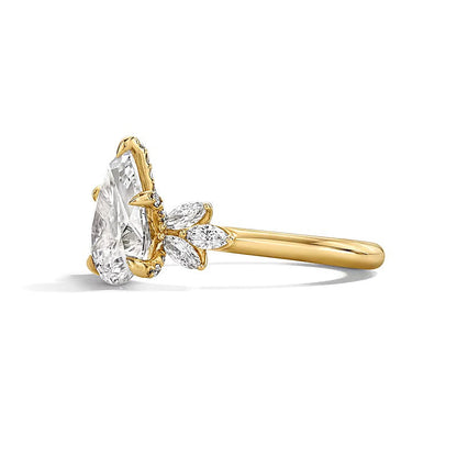 2.5 CT. Gesamtgewicht Solitär-Ring mit seitlichem Besatz mit tropfenförmigem Labordiamant in 14K Gelbgold (F/VS2)