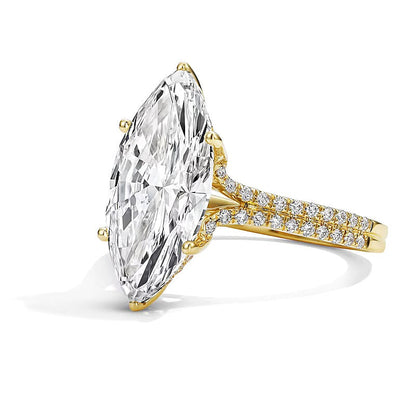 6.5 ct. Gesamtgewicht Solitär mit seitlichem Besatz mit Labordiamanten im Marquise- und Rundschliff in 14K Gelbgold (F/VS2)