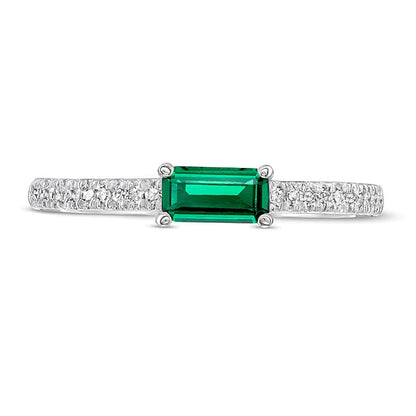 Fashion-Ring mit seitlichem Baguette-Smaragd (Labor) und 0,1 ct. Gesamtgewicht Diamanten in 10K Weißgold