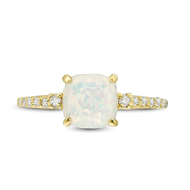 7,0mm Verlobungsring mit Labor-Opal im Kissenschliff und 0,13 ct. Gesamtgewicht Diamanten in 10K Gelbgold