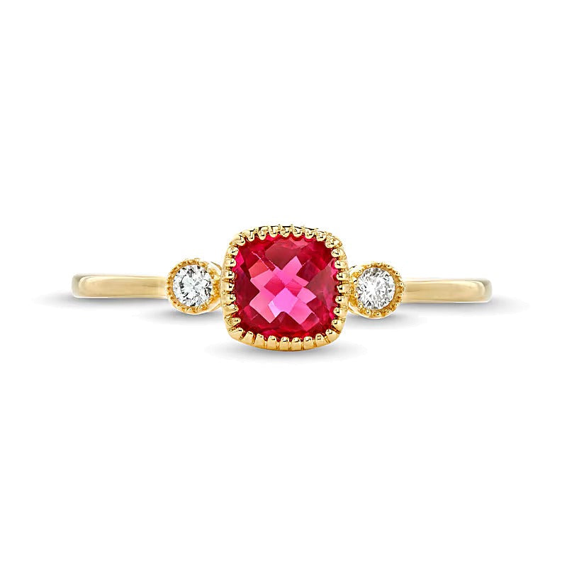 Ring im Vintage-Stil mit Labor-Rubin im Kissenschliff 5,0 mm und Diamant 0,05 ct. Gesamtgewicht in 10K Gelbgold