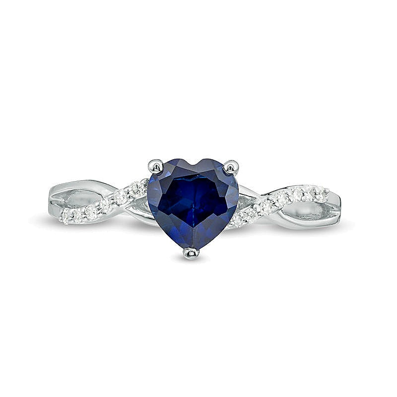 Ring mit herzförmigem, im Labor gezüchtetem blauem Saphir 6,0 mm und Diamanten 0,05 ct. Gesamtgewicht in 10K Weißgold