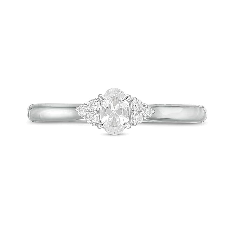 0.38 ct. Gesamtgewicht Verlobungsring mit ovalem Diamant und seitlichem Besatz in 10K Weißgold