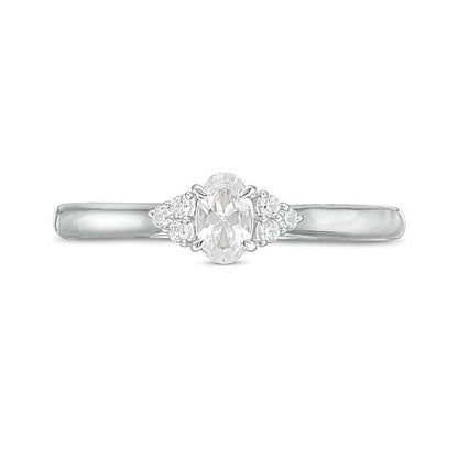 0.38 ct. Gesamtgewicht Verlobungsring mit ovalem Diamant und seitlichem Besatz in 10K Weißgold
