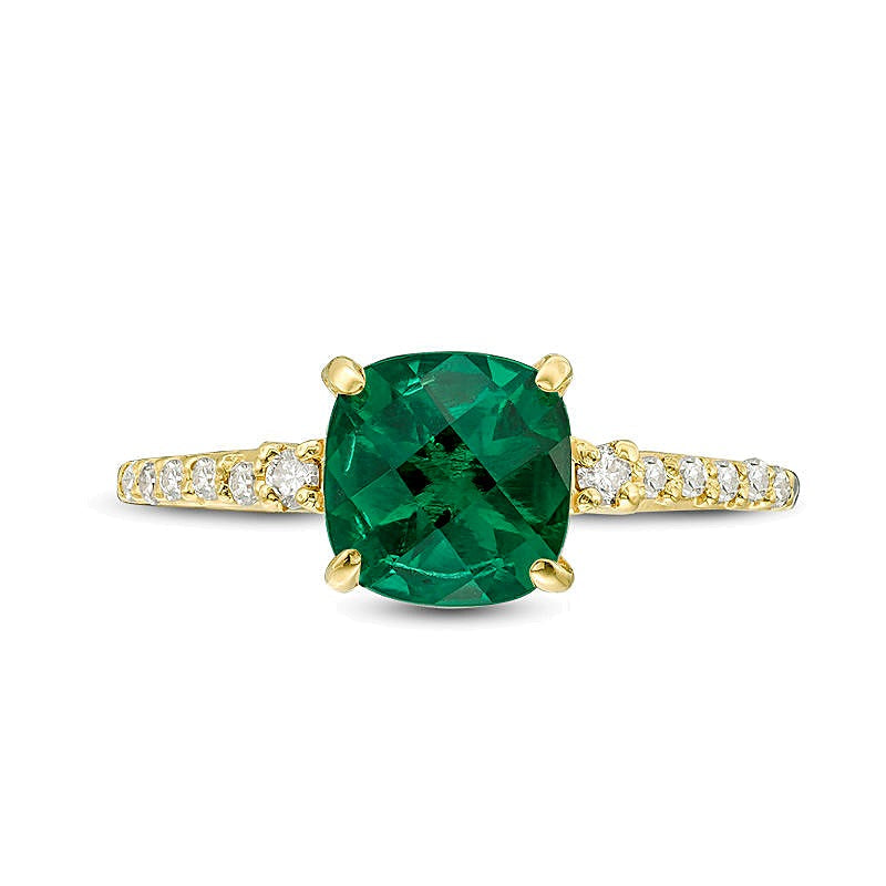 7,0 mm Solitär mit seitlichem Besatz mit Labor-Smaragd im Kissenschliff und 0,13 ct. Gesamtgewicht Diamanten in 10K Gelbgold