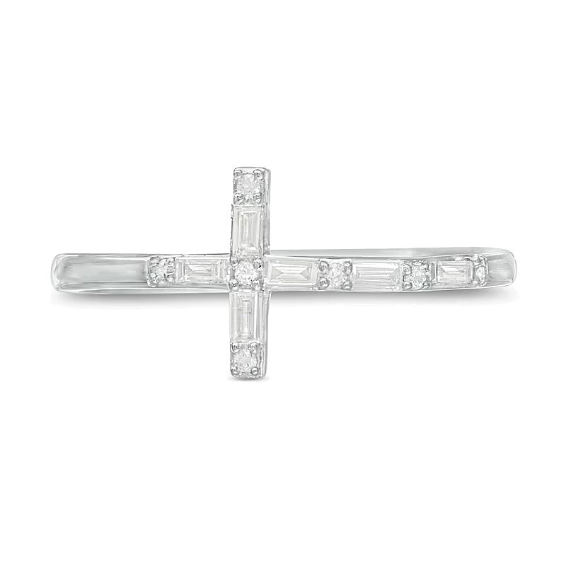 0,17 ct. Gesamtgewicht Ring mit Diamanten im Baguette- und Rundschliff, seitliches Kreuz, aus 10K Weißgold