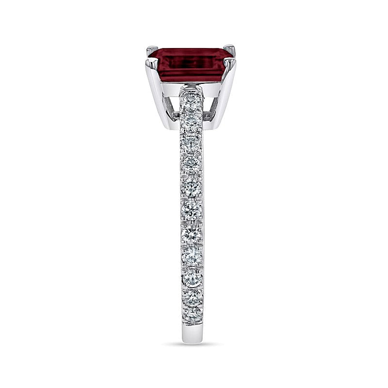 Ring mit Rubin im Smaragdschliff und 0,33 ct. Gesamtgewicht Diamanten in 14K Weißgold
