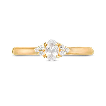 Verlobungsring Solitär mit seitlichem Besatz 0.38 ct. Gesamtgewicht mit ovalen und runden Diamanten in 10K Gelbgold
