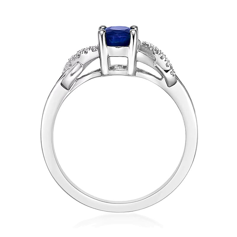 Ring mit ovalem blauem Saphir und 0,17 ct. Gesamtgewicht Diamanten, Solitär mit seitlichem Besatz, in 10K Weißgold