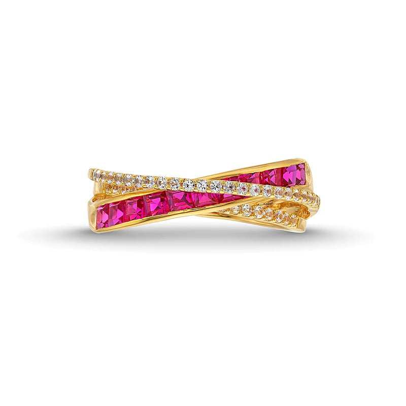 Fashion-Ring mit Labor-Rubin im Princess-Schliff und 0,2 ct. Gesamtgewicht Diamanten im Criss-Cross-Design in 10K Gelbgold
