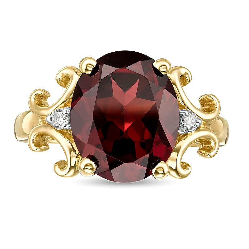 Ring mit ovalem Granat und 0,05 ct. Gesamtgewicht Diamanten mit verziertem Rahmen in 10K Gelbgold